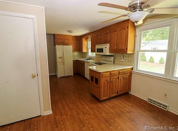 4th image of 21 Kenwood Dr