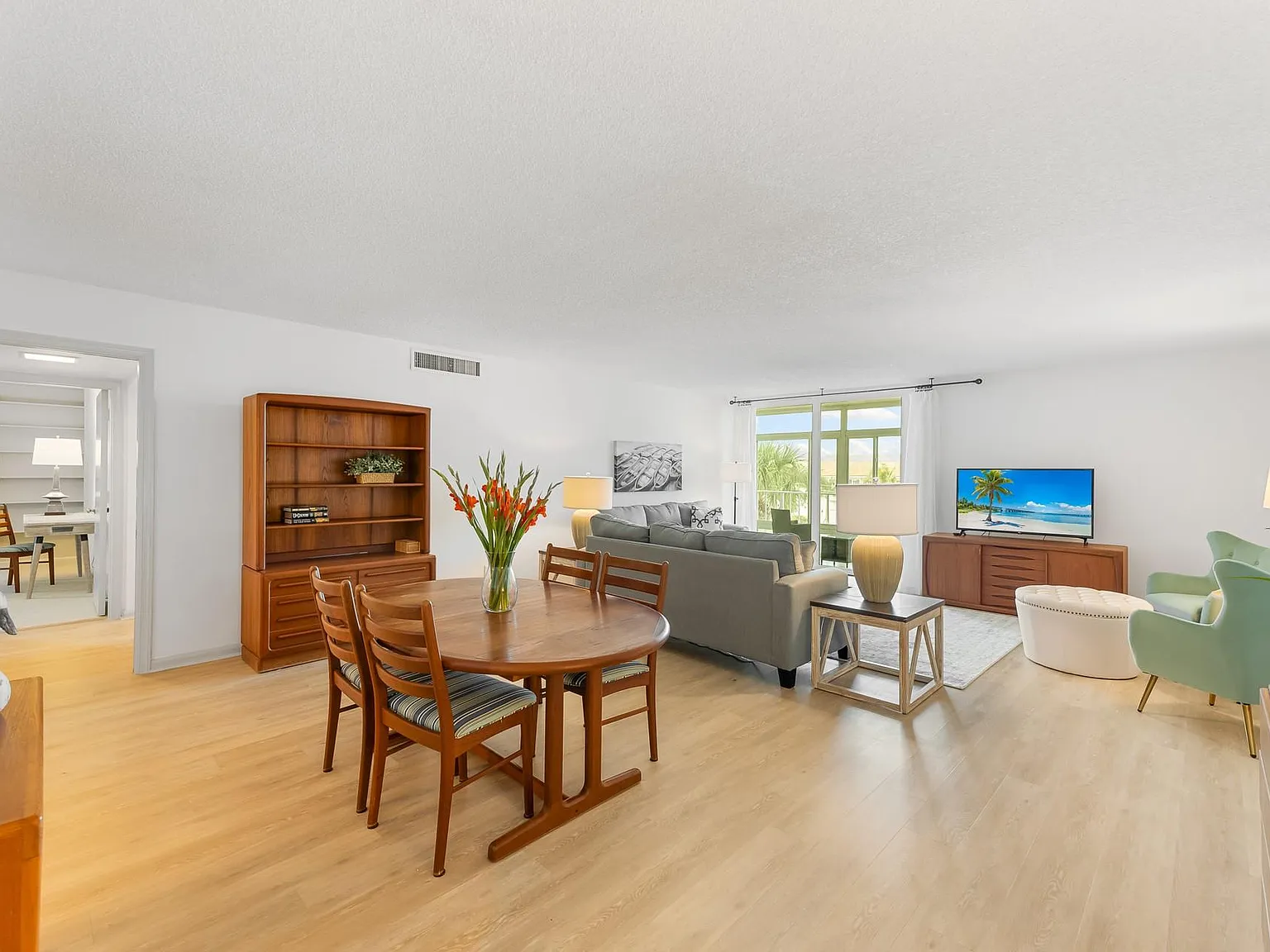 3 bed, 1960 sqft, $4,800 — Photo 1