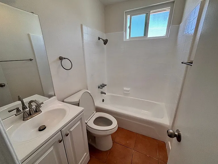 1133 Freeman Ave — Photo 6