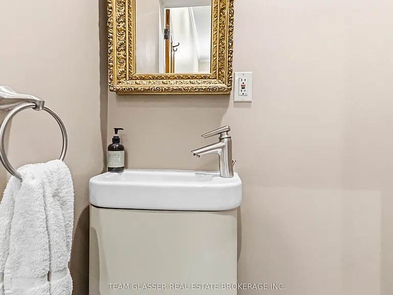 510 Dufferin Ave — Photo 21