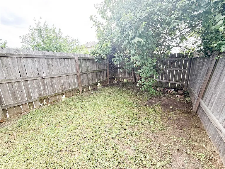515 Camp Ct — Photo 12