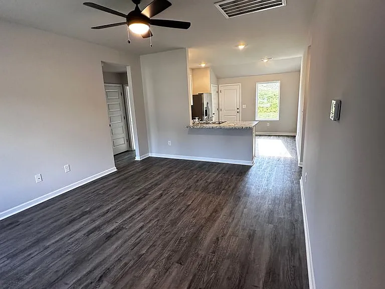 884 Camden Loop — Photo 4