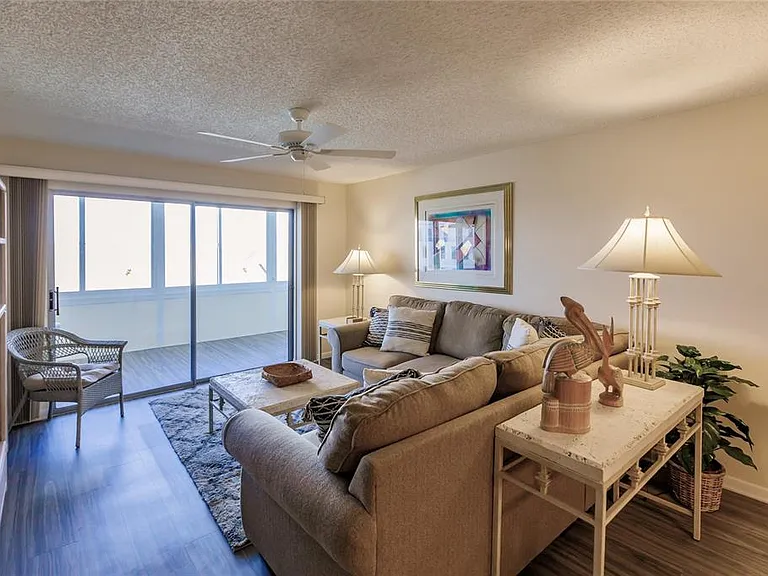 1055 W Peppertree Dr #302AA — Photo 5