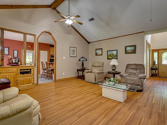 5th image of 227 Thorn Dr