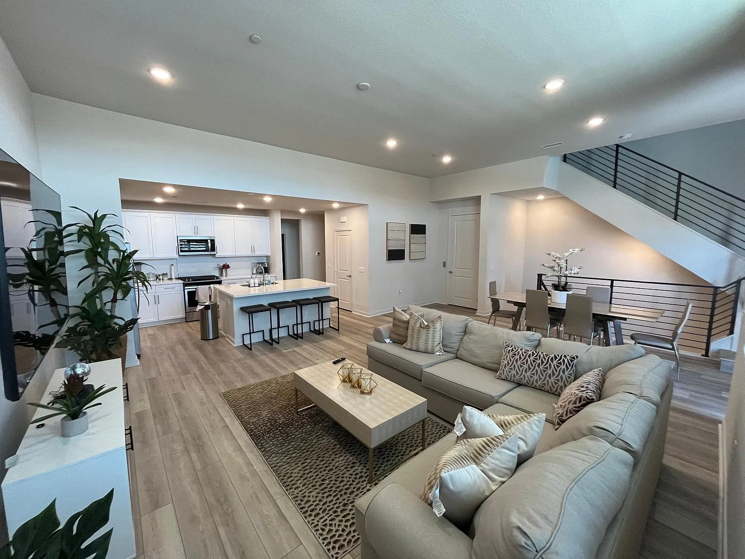 3 bed, 2185 sqft, $5,200 — Photo 1