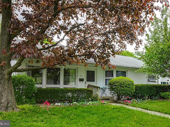 3rd image of 221 Molden Dr