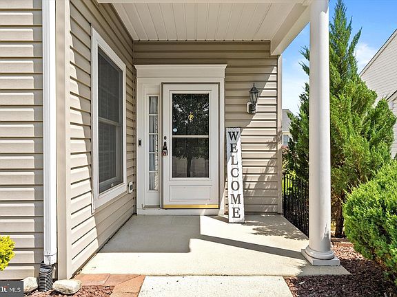 3rd image of 62 Lantern Ln