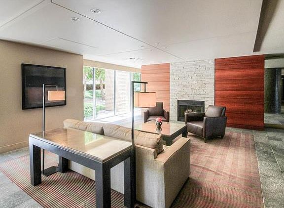 2nd image of 600 E 8th St APT 7S
