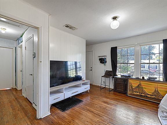 2nd image of 1007 E Russell Ave