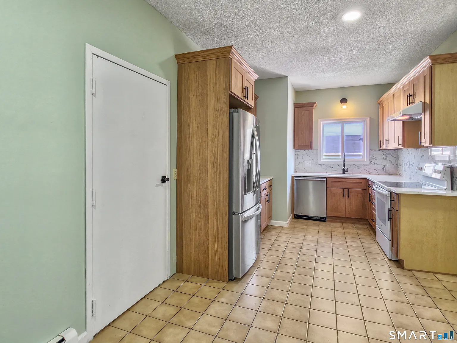 3 bed, 1.0 bath, 1232 sqft, $2,000 — Photo 3