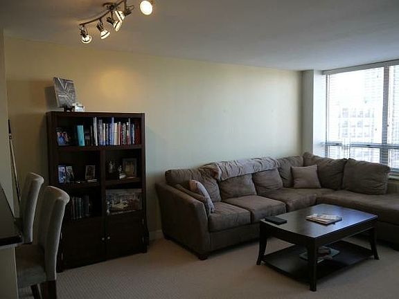 4th image of 88 W Schiller St APT 2807L