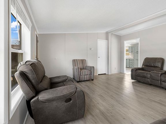 3rd image of 407 Riverview Ct