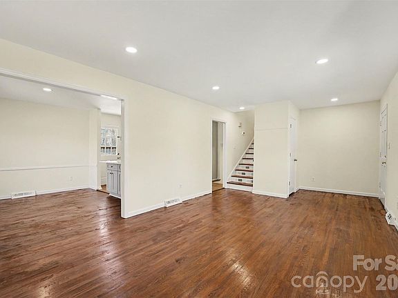 4th image of 1140 Fieldstone Rd