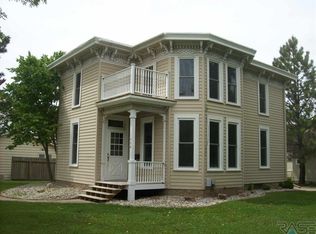 220 NE 1st St, Madison, SD 57042