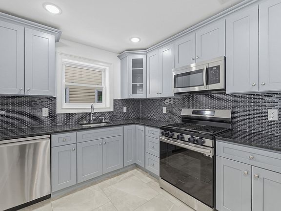 5th image of 915 S 18th St #1