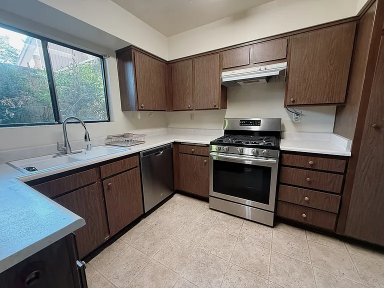 475 W Walnut St — Photo 33