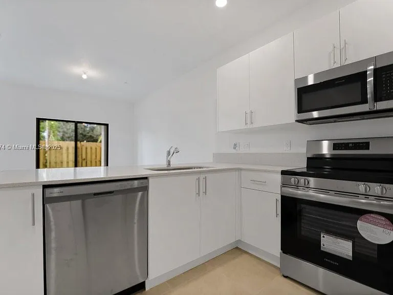 250 SW 159th Ln — Photo 3