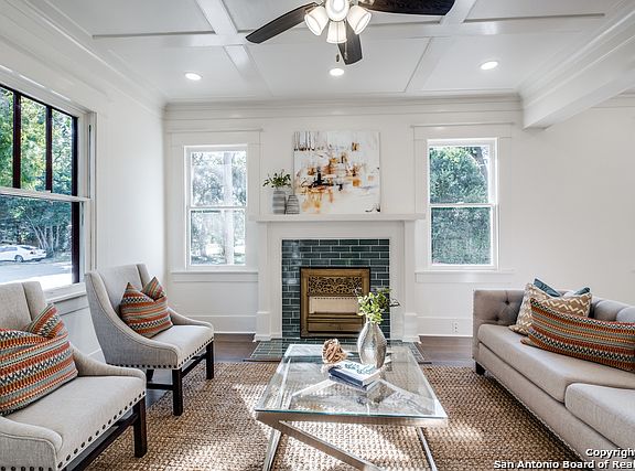 5th image of 1041 W Agarita Ave
