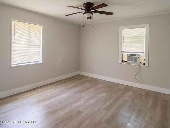 4th image of 3057 Woodside Dr