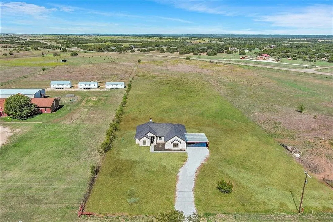 4 bed, 2562 sqft, $2,800 — Photo 2