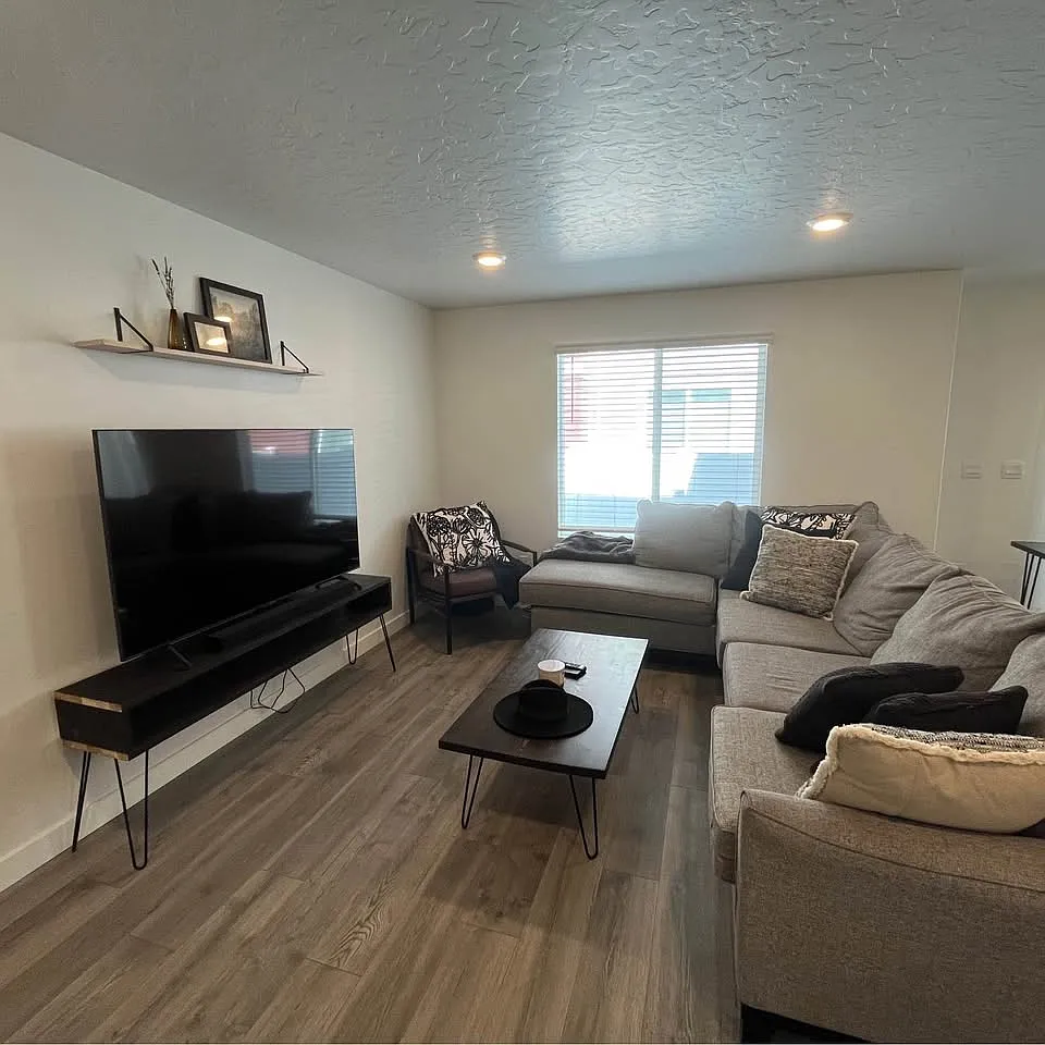 4 bed, 3.5 bath, 2800 sqft, $2,300 — Photo 4