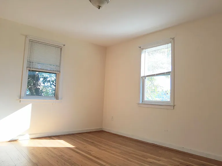319 12th St NE #5 — Photo 6