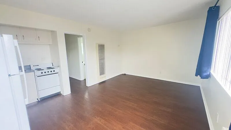 Studio, 1.0 bath, 350 sqft, $1,600 — Photo 3