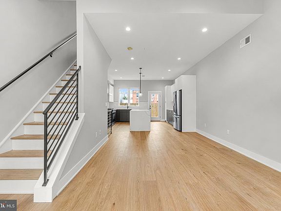 3rd image of 907 Emily St