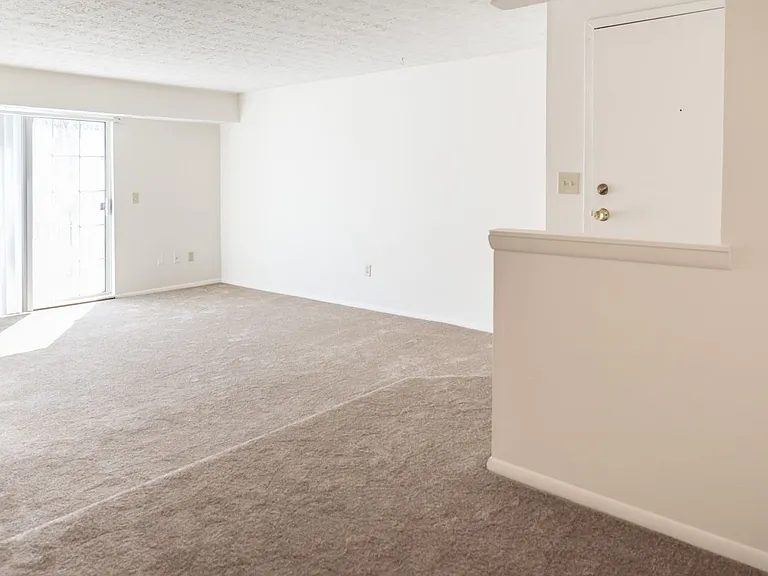 Windsor Gardens Apartments — Photo 65