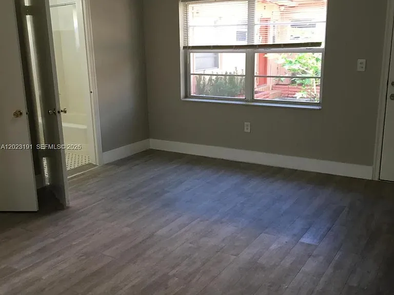 520 SW 4th St #5 — Photo 10