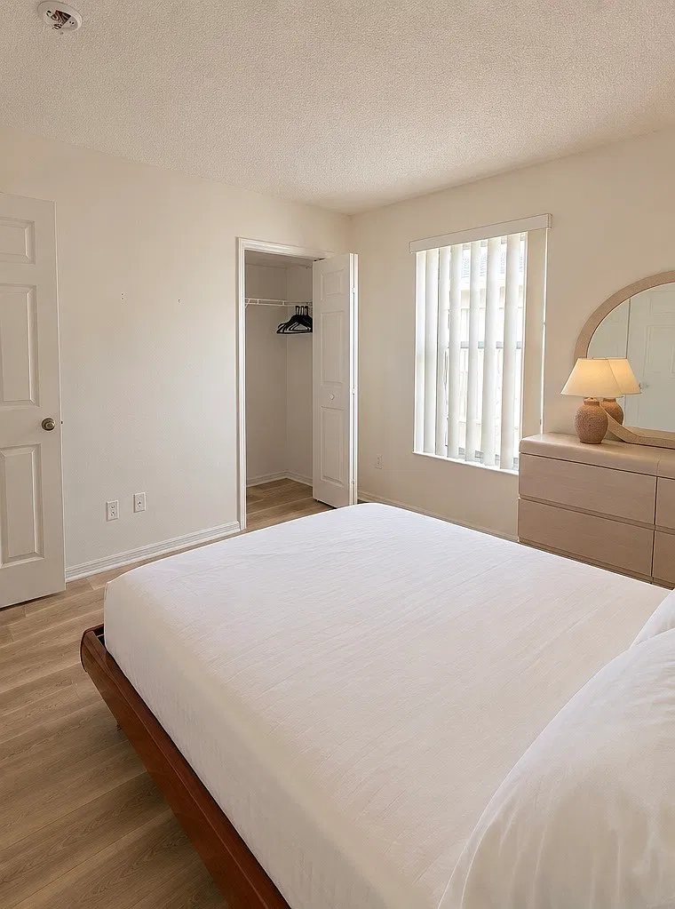 5 bed, 2376 sqft, $750 — Photo 2