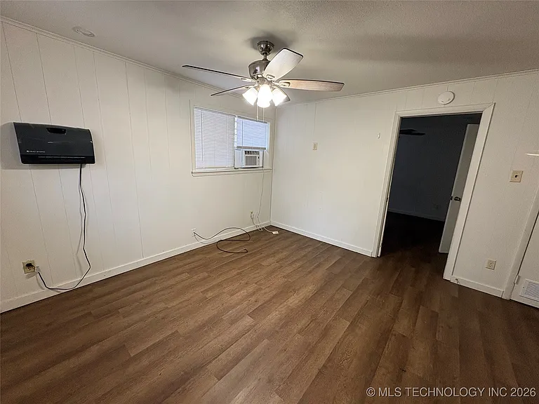 516 W Locust St — Photo 3