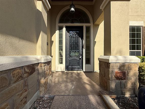 2nd image of 300 Summer Alcove Way
