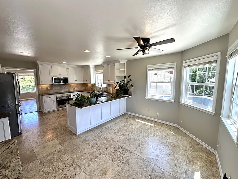 604 Village Ct — Photo 32