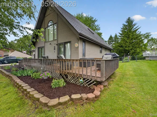 1280 Petts Rd, Fenton, MI 48430