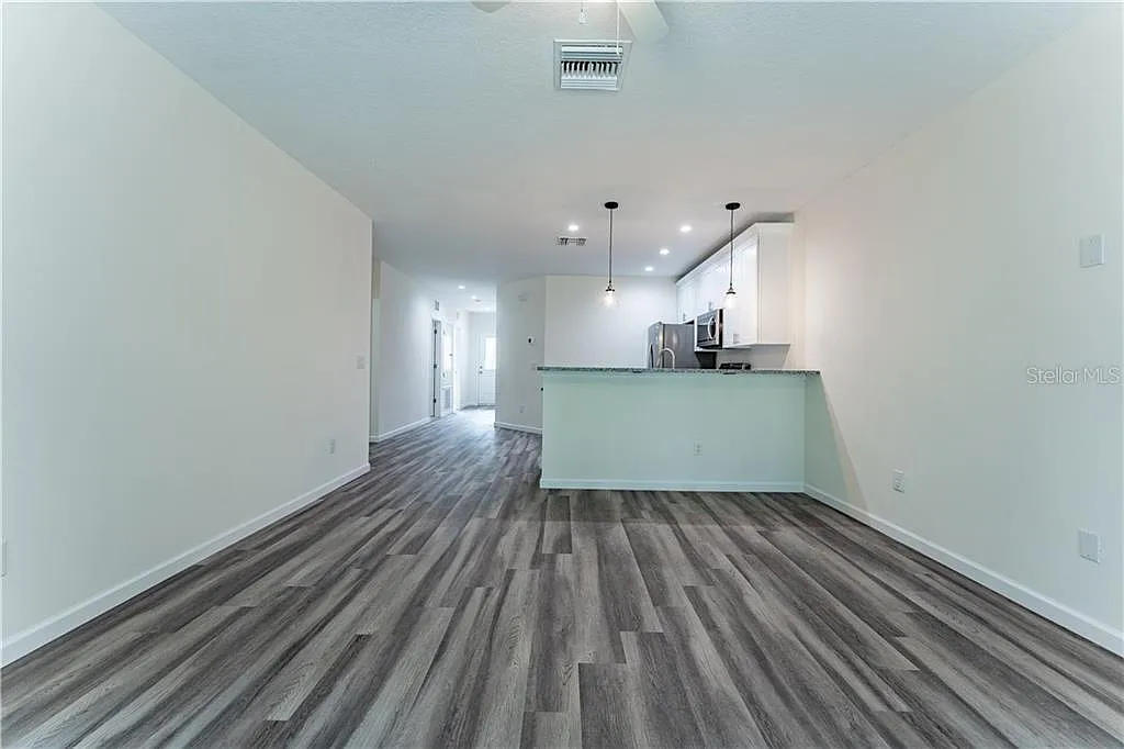 3 bed, 1073 sqft, $1,900 — Photo 2