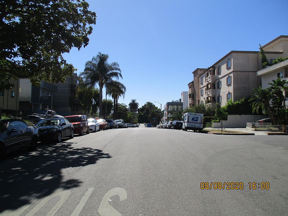 Street scene along Maplewood Avenue heading west.