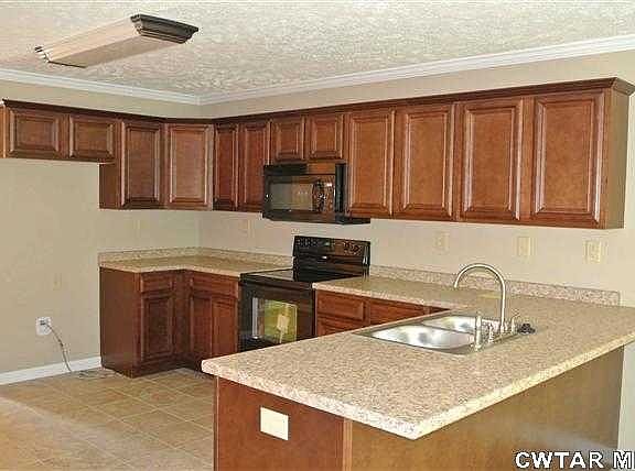 Actual Kitchen has stainless appliances INCLUDING French Doo