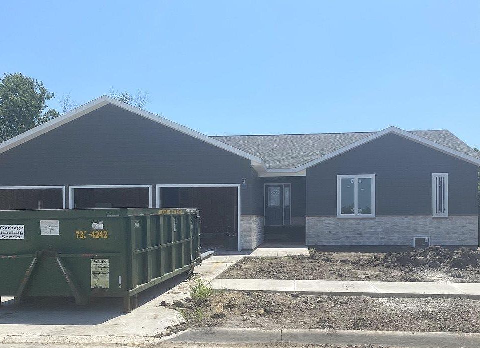 2nd image of 504 Magnolia Ln