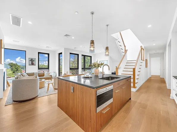 100 Linden St #303, Wellesley, MA 02482