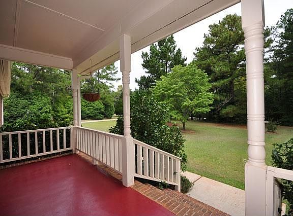 3rd image of 140 Kari Glen Dr