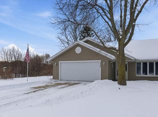 1079 S Pointe Dr, Hastings, MN 55033