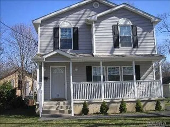 56 W Smith St, Amityville, NY 11701