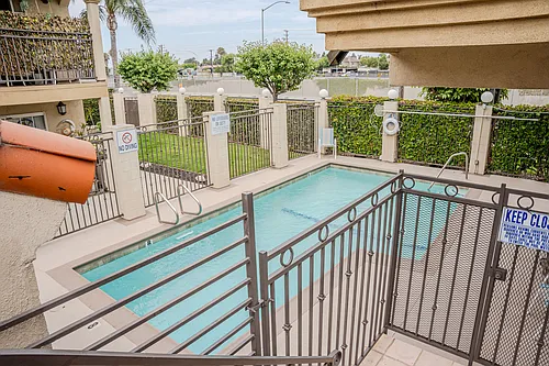 2072 Newport Blvd Photo 1