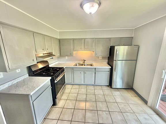 2nd image of 11 Hamilton Pl #2