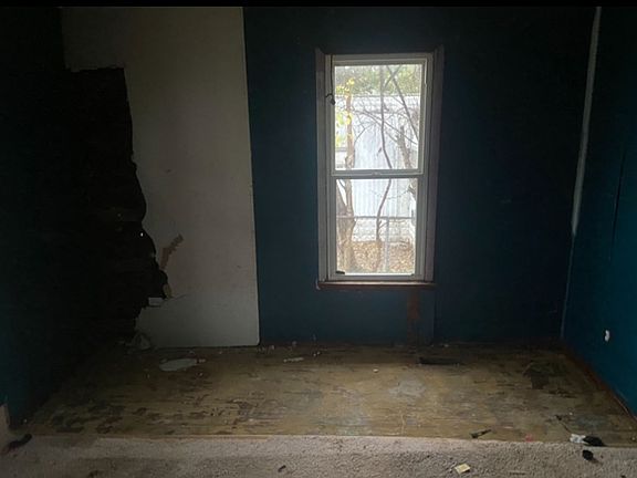 3rd image of 102 W Midkiff St