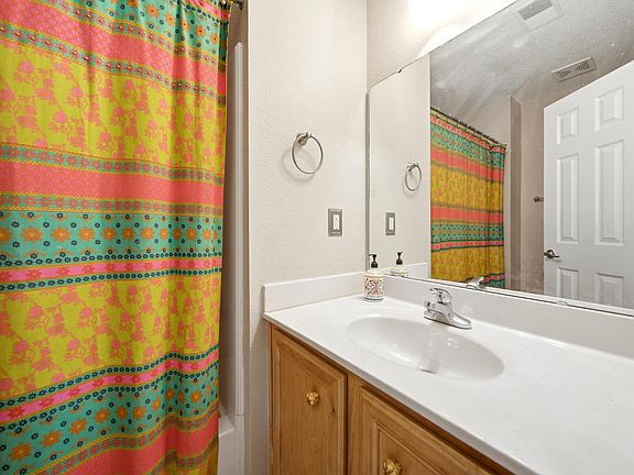 4th image of 415 English Ivy Ln