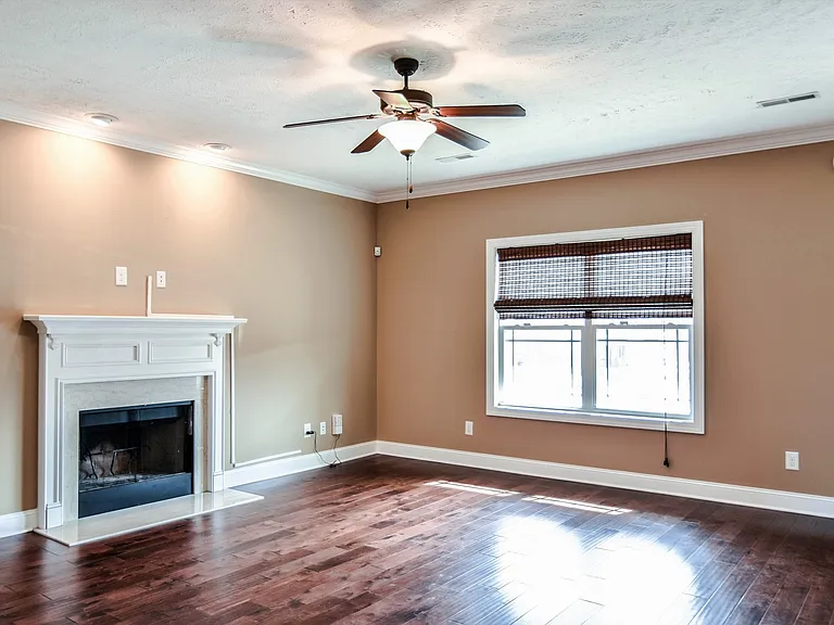 779 Sturdivant Dr — Photo 2