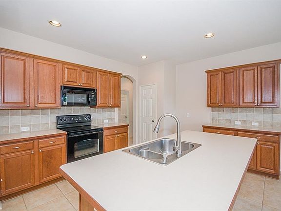 5th image of 905 Crockett Dr