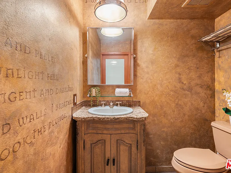 8781 Lookout Mountain Ave — Photo 22